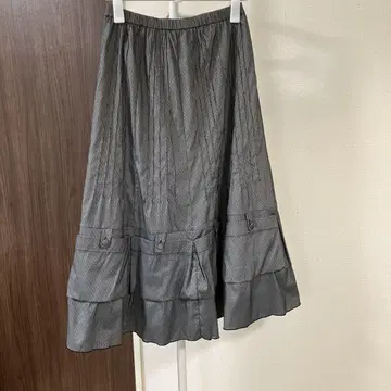 그레이 밑단 포켓 부착 플레어 레어 스커트