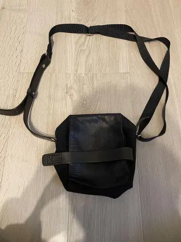 Y'SACCS 블랙 숄더백