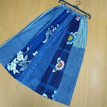 네이비 계열 플라워 프린트 롱 스커트