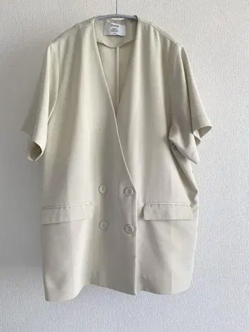 jouetie(쥬에티) 반팔 노카라 자켓