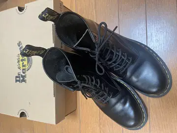 Dr. Martens 8홀 부츠 블랙
