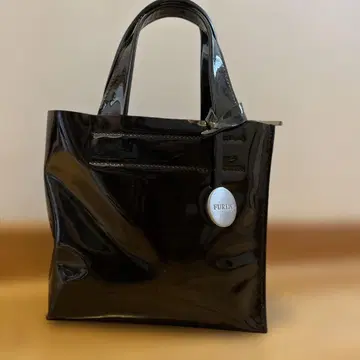 훌라 에나멜 블랙 핸드백