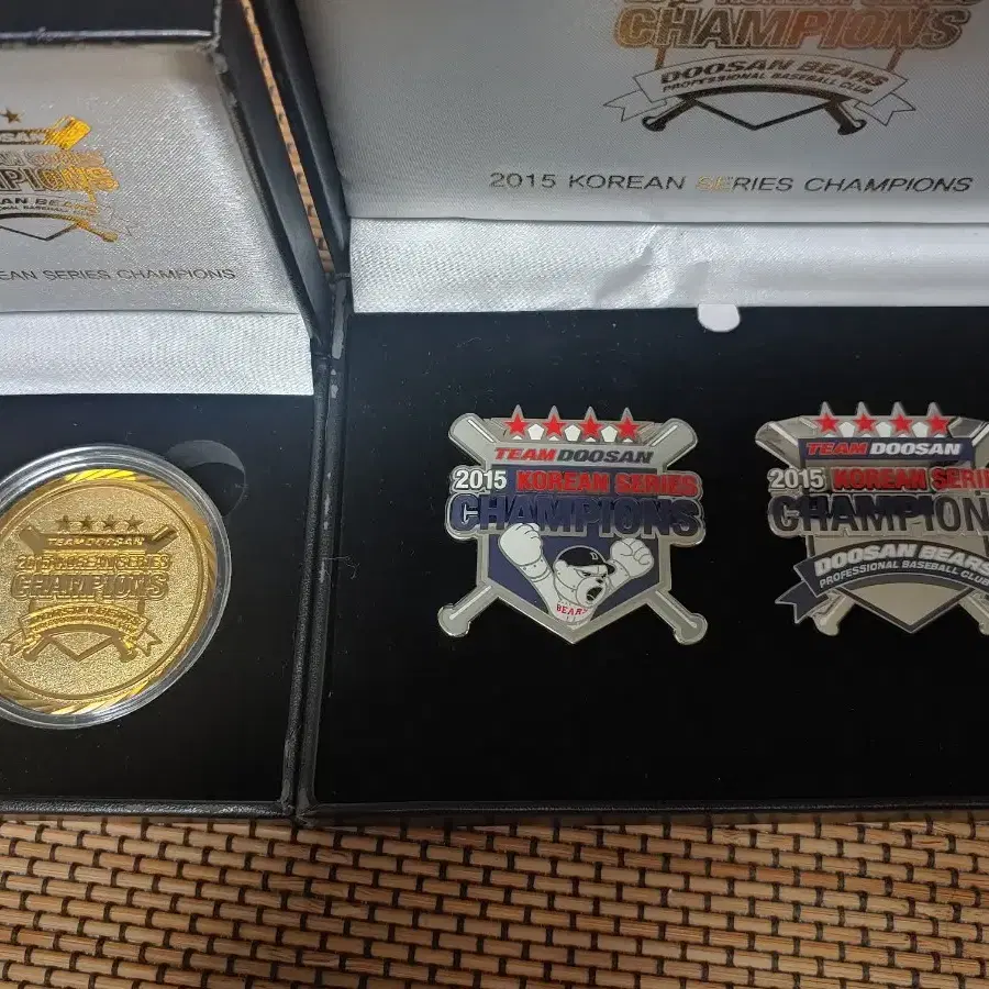 Doosan Bears 15th Anniversary Championship Badge and Medal  #두산베아스,#두산베어스우승,#한국시리즈 on Bunjang Global Site.