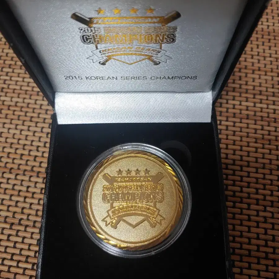 Doosan Bears 15th Anniversary Championship Badge and Medal  #두산베아스,#두산베어스우승,#한국시리즈 on Bunjang Global Site.