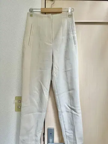 크림색 슬랙스 앞 포켓 부착