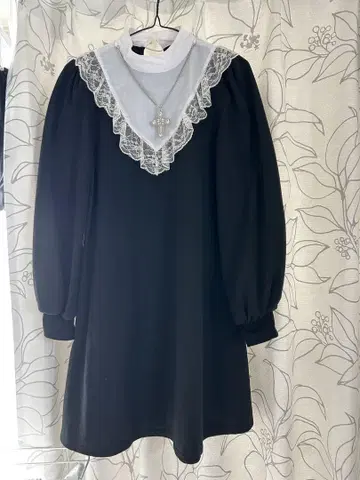 레이스 칼라가 부착된 블랙 원피스