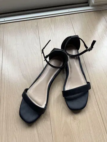 블랙 스트랩 샌들 로우 힐