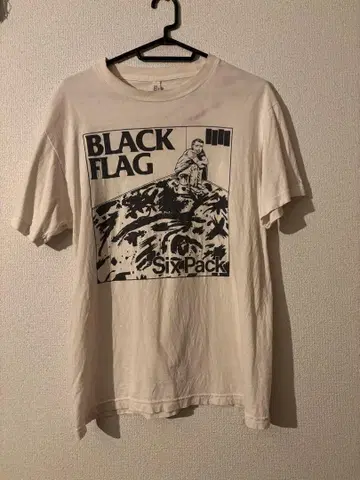 BLACK FLAG 티셔츠 크림색
