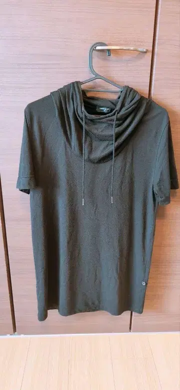 후드 부착 올리브 그린 티셔츠 컴시즘