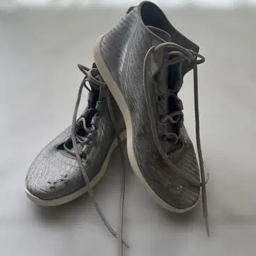 새상품급 언더아머 러닝화
