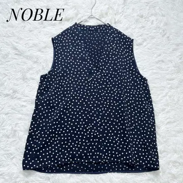 NOBLE 노블 도트 슬리브리스 딥 V 넥 블라우스