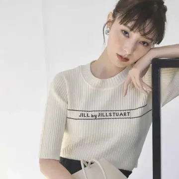JILL by JILL STUART 로고 자카드 컴팩트 니트