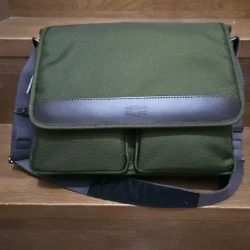 올리브 그린 나일론 숄더백
