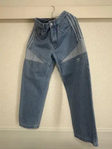 아디다스 스트라이프 디자인 데님 팬츠