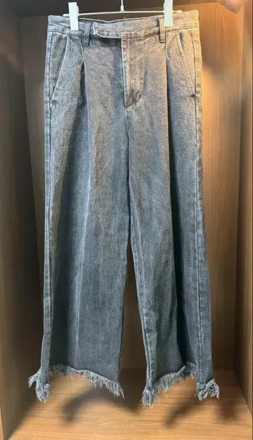 그레이 프린지 밑단 와이드 레그 데님 팬츠