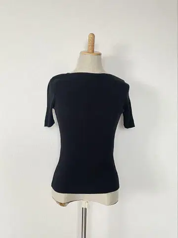 GALERIE VIE 기자 코튼 리브 오벌 넥 풀오버 블랙