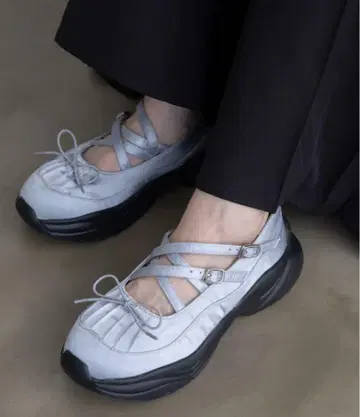 크로스 스트랩 청키 밑창 스니커즈