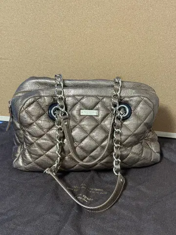 KATESPADE 메탈릭 실버 퀼팅 핸드백