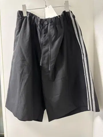 새상품 Y-3 로고스 맨투맨 하프 팬츠