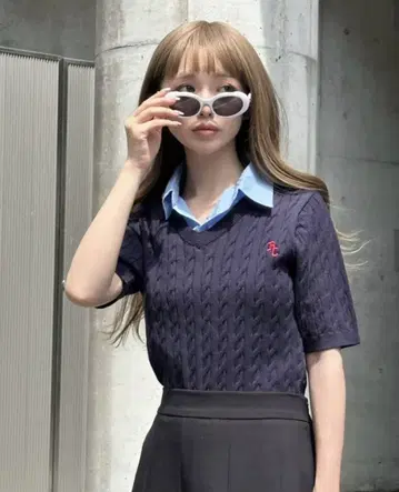 네이비 카라 부착 케이블 반팔 V넥 니트