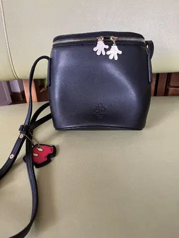 미키 각인이 새겨진 블랙 숄더백