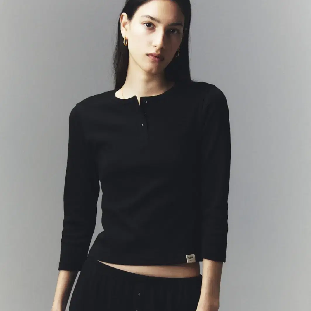 [GLOWNY] 3 4 BUTTON FLY TEE★新作・25SS★韓国ファッション★ 3/4 BUTTON FLY TEE (WHITE) - GLOWNY