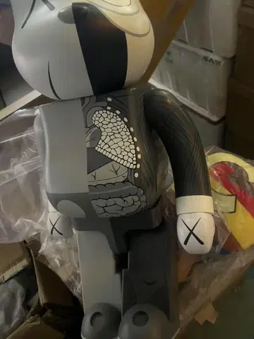 정품 베어브릭 1000% 인체 모형 카우스 kaws 피규어