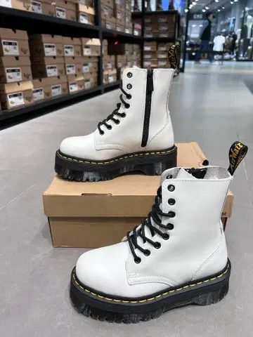 미사용 새상품 Dr.Martens JADON 8홀 부츠 화이트 27cm