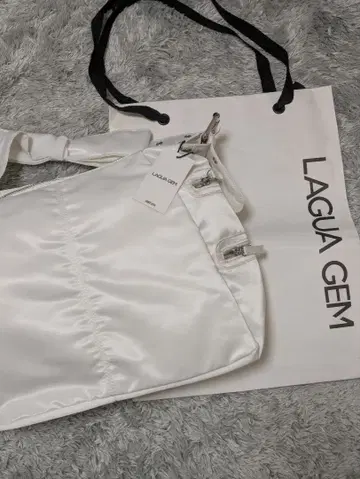 가격 인하 중! 새상품 LAGUAGEM 새틴 숄더백
