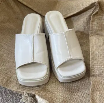화이트 GRL 통굽 샌들