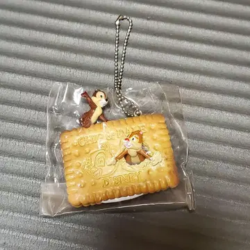 칩과 데일 비스킷 모양의 키링