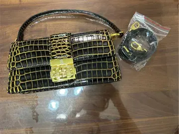 크로커다일 스타일 숄더백 블랙과 금