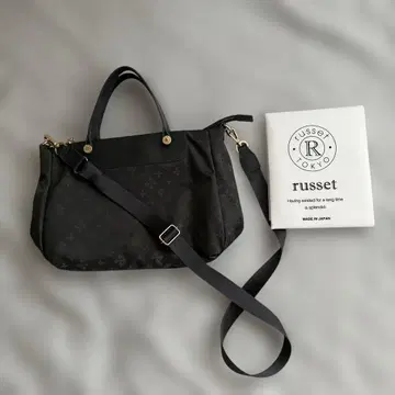 russet 메탈 로고 스퀘어 토트백