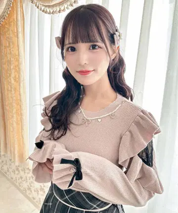 로지타 목걸이 포함 어깨 볼륨 프릴 니트 탑