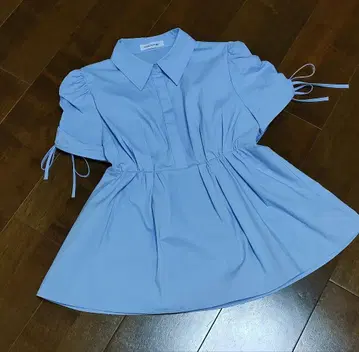 스카이블루 퍼프 슬리브 셔츠 목걸이 포함