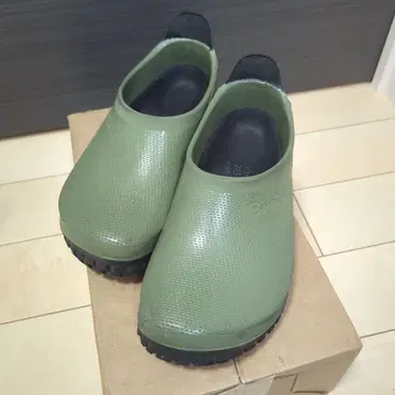 BIRKENSTOCK 올리브 그린 샌들