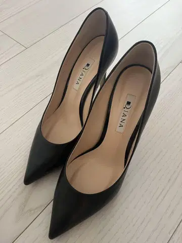 DIANA 블랙 스틸레토 하이힐