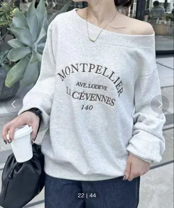 모듬 자수 오프숄더 맨투맨