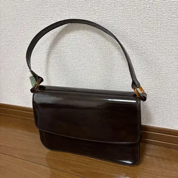 새상품 다크 브라운 패턴트 레더 핸드백