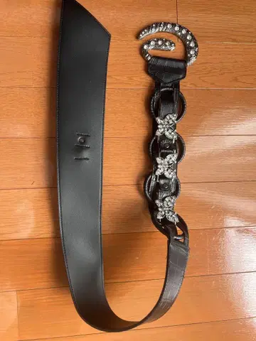 비쥬가 달린 블랙 가죽 벨트