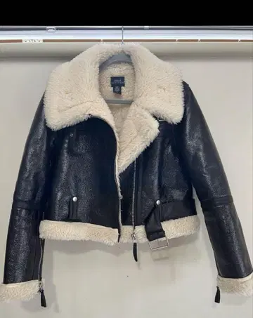URBAN OUTFITTERS 가죽 숏 무스탕 코트