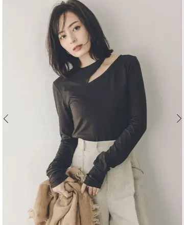 애뉴언스 컷 아웃 상의