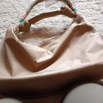 쿨 카레안의 베이지 백