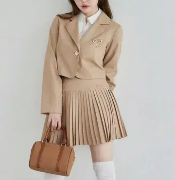 이번 시즌 완판 NICE CLAUP 브로치가 달린 숏 자켓