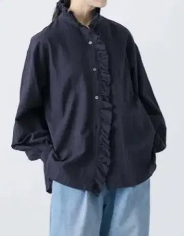 미사용 새상품입니다. 네이비 프릴이 달린 코튼 린넨 셔츠