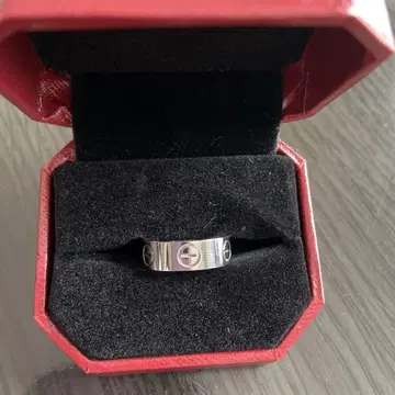 러브링 스타일의 반지