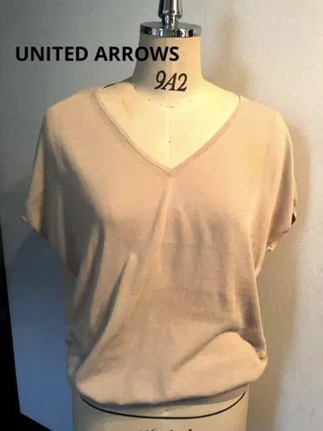 UNITED ARROWS 베이지 V넥 반팔 니트