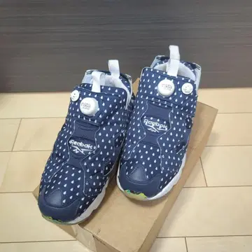 리복 Instapump Fury 네이비 도트