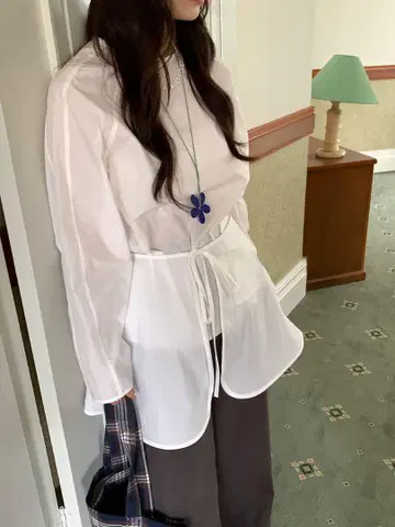 화이트 긴팔 셔츠 허리 리본 포함