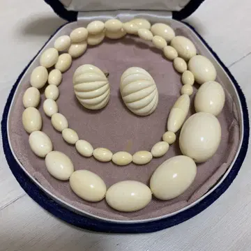 아이보리 목걸이와 귀찌 세트